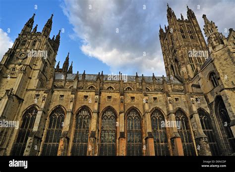 A Catedral de Canterbury: Um Tesouro Medieval e Centro Espiritual da Inglaterra!