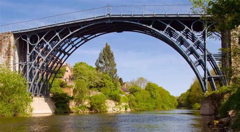  A Grande Ponte de Ferro: Uma História em Aço e um Passeio Inesquecível!