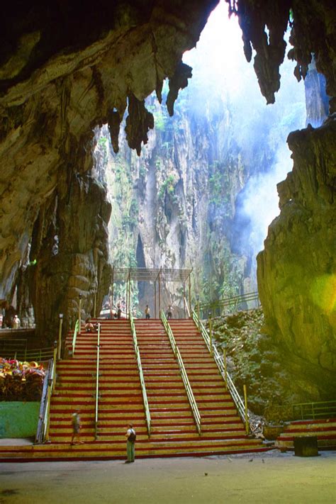 Batu Caves: Um Santuário Hindu Imponente e Deslumbrante em Kuala Lumpur!