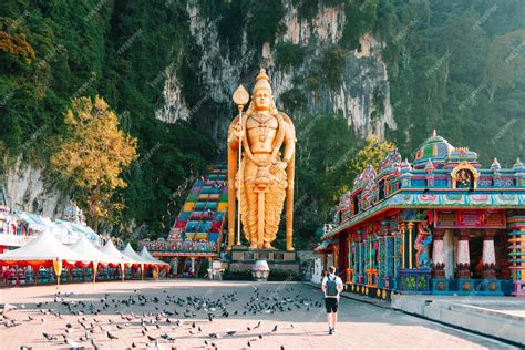 Batu Caves: Um Santuário Hindu Imponente e Deslumbrante em Kuala Lumpur!