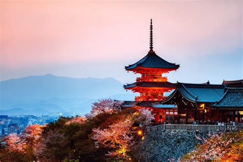 O Templo Kiyomizu-dera: Uma Jóia Arquitctônica no Topo da Montanha com Vista Deslumbrante de Kyoto!