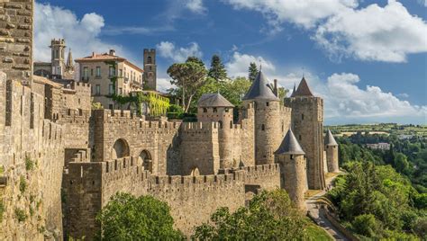 Le Jardin Public de Carcassonne: Um Oásis Verde no Coração da Cidade Medieval!