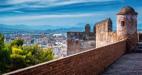 O Castelo de Gibralfaro: Um Monumento Imponente com Vistas de Infinitos Açúcares!