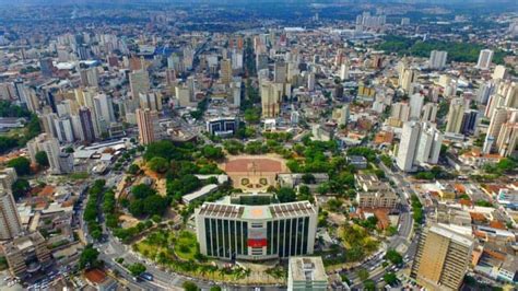 O Neues Rathaus de Goiânia: Uma Viagem no Tempo Através da Arquitetura Gótica