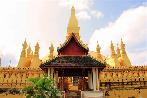 O Santuário de Pha That Luang: Uma Jóia Dourada Que Brilha Sobre Vientiane!